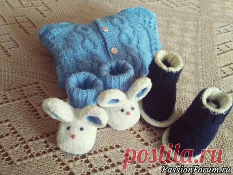 Жакет с капюшоном и пинетки с ушками | Вязание спицами для детей Как примерная бабушка,&nbsp; для любимого внука связала жакет и пинетки ... )))Практичные&nbsp; и в то же время забавные, словно игрушки: жакет с пуговками - буквами, капюшоном с кисточкой и пинетки с ушками и мордочкой - с ними везде будет весело!Когда вяжешь для ребёнка, с особой...