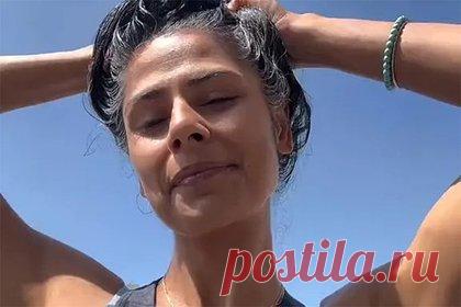 Блогерша раскрыла дешевое средство для борьбы с облысением. Блогерша Кирти, более известная в соцсетях по никнейму @kirtitewani, раскрыла дешевое средство для борьбы с облысением. В начале видео она разделила свои волосы на несколько прядей и на каждую нанесла маску, изготовленную самостоятельно из алоэ и масла. После этого Кирти посоветовала ее выдержать 20-30 минут и смыть.