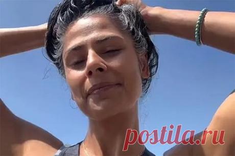 Блогерша раскрыла дешевое средство для борьбы с облысением. Блогерша Кирти, более известная в соцсетях по никнейму @kirtitewani, раскрыла дешевое средство для борьбы с облысением. В начале видео она разделила свои волосы на несколько прядей и на каждую нанесла маску, изготовленную самостоятельно из алоэ и масла. После этого Кирти посоветовала ее выдержать 20-30 минут и смыть.