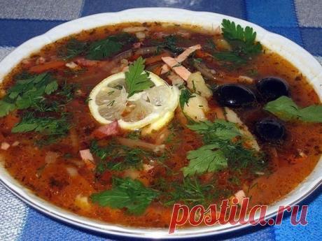 Солянка сборная мясная 
====================================== 
Ингредиенты: 

бульон из говядины - 2 л 
мясо отварное (говядина) - 200 - 300 г 
огурцы соленые - 1 шт. 
маслины с косточками - 100 г 
мясо копченое - 200 г 
колбаса копченая - 200 г 
лук репчатый - 2 шт 
томат-паста - 3-4 ст. ложки 
специи 
пучок укропа 
сосиски - 6 шт 
====================================== 
Приготовление: 

1. Сварить бульон. Достать отварную говядину и порезать кубиками. Кинуть в кипящий б...