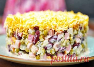 Салат «Робин-Бобин»
Ингредиенты:
- Ветчина (или варено-копченое мясо) – 250 г
- Фасоль (консервированная) – 200 г
- Горошек (консервированный) – 250 г
- Лук – 1 шт.
- Огурец (маринованный) – 150 г
- Яйца (вареные) – 3 шт.
- Арахис (соленый) – 50 г
- Майонез – по вкусу

Для маринования лука:
- Уксус 6% – 1 ст. л.
- Вода – 2 ст. л.
- Сахар – 1 ч. л.