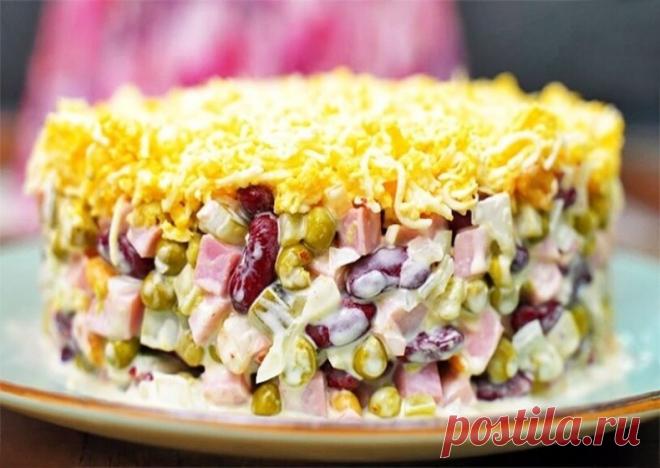 Салат «Робин-Бобин»
Ингредиенты:
- Ветчина (или варено-копченое мясо) – 250 г
- Фасоль (консервированная) – 200 г
- Горошек (консервированный) – 250 г
- Лук – 1 шт.
- Огурец (маринованный) – 150 г
- Яйца (вареные) – 3 шт.
- Арахис (соленый) – 50 г
- Майонез – по вкусу

Для маринования лука:
- Уксус 6% – 1 ст. л.
- Вода – 2 ст. л.
- Сахар – 1 ч. л.