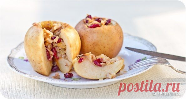 Как приготовить яблоки, фаршированные сухофруктами, в меду с мороженным - рецепт, ингридиенты и фотографии