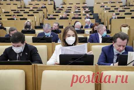 Накопительную часть пенсий россиян решили вновь заморозить. В Госдуме приняли закон, по которому заморозка накопительной части пенсии россиян продлевается до конца 2024 года. Накопительная пенсия заморожена с 2014 года. Иными словами отчисления в накопительную часть пенсии в размере 6 процентов от заработной платы направляются в страховую часть на выплаты нынешним пенсионерам.