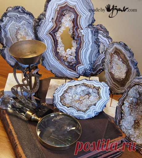 DIY Giant Concrete Geode - Made By Barb - простые пошаговые инструкции по литью, краске и добавлению кристаллов для создания огромных артефактов геодезических и драгоценных камней