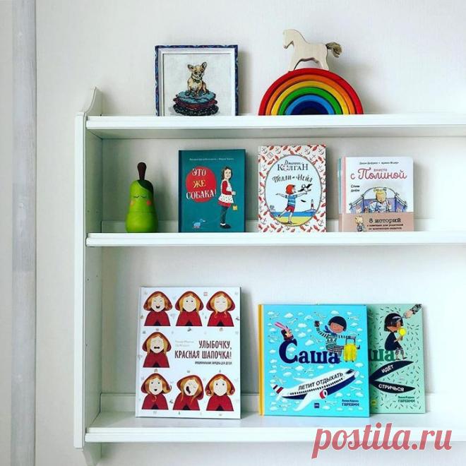 Наша подписчица @mamafilolog рассказывает об апрельских новиночках: "Как считаете, есть глобальная разница в литературных предпочтениях мальчиков и девочек? 😉 Просто меня часто просят посоветовать книги именно по гендерному признаку🤷‍♀️ Вот, например, эта подборка от издательства @mifdetstvo универсальна, подходит всем малышам от 1,5+ или для первого самостоятельного чтения👍 Но главные герои здесь - исключительно девчонки👧 ⠀ 🌸 «Улыбочку, Красная Шапочка», Ришар Марнье. Всем известная…