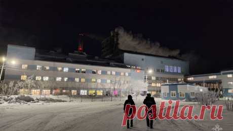 На шахте в Воркуте остановили работы после прорыва грунтовых вод. На шахте &quot;Заполярная&quot; в Коми после прорыва грунтовых вод приостановлены работы в забое, горняки выведены на поверхность. Об этом сообщила компания &quot;Воркутауголь&quot; во &quot;ВКонтакте&quot;. 15 января на шахте ...