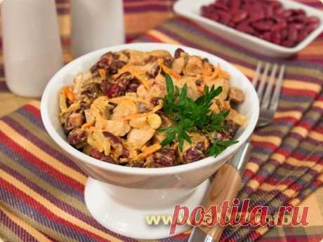 Салат с печенью, фасолью и маринованными грибами