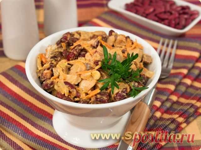 Салат с печенью, фасолью и маринованными грибами