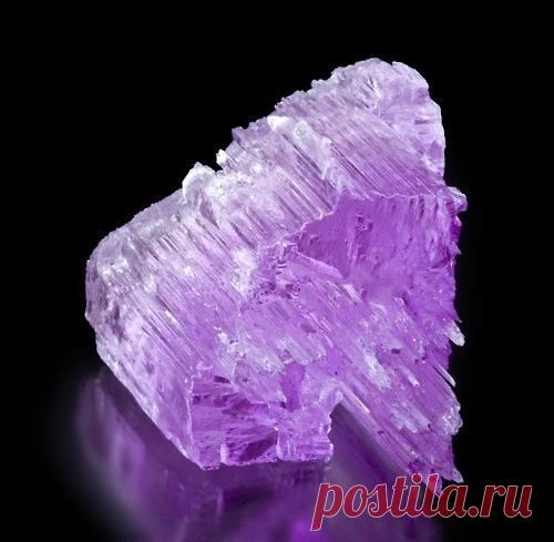 themagicfarawayttree:
“Kunzite
”