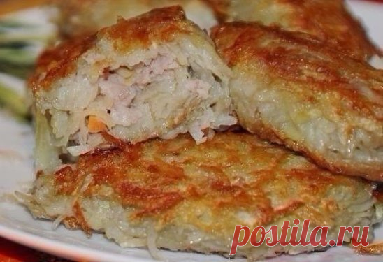 Картофельные зразы с мясным фаршем
Ингредиенты:
- картофель
- 1 морковь 
- 1 лук репчатый 
- мясной фарш
- 1 яйцо
- соль
Приготовление:
1. Начистить картофель (лучше брать крупный, чтобы удобнее было тереть).
2. Натереть половину на крупной терке, другую половину – на мелкой. 
Все перемешать, посолить.
3. Соединить фарш (лучше брать свиной, так как он жирнее, зразы получатся более сочными), яйцо, нарезанную морковь, лук. Посолить и перемешать.
4. Взять в руку немного натертого картофеля и хоро