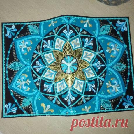 Обложка для паспорта. 
#обложканапаспорт #обложкаручнойработы #точечнаяроспись #ручнаяработа #ручнаяработаназаказ #паспорт #росписьобложки #ярисую #назаказ #интерьер #мандалыназаказ #натуральнаякожа