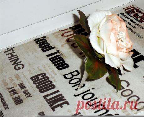 Сделала из зефирного фоамирана)))..Розочки посажены на гребень.Украшение лёгкое,цвета сочные,крепяться надёжно))))