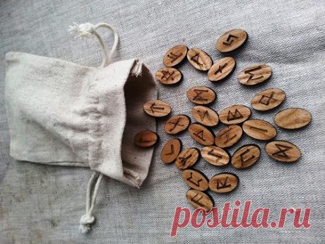 Гадание на рунах на ситуацию Гадание на рунах — древняя практика постижения мироздания. При помощи рунического гадания можно увидеть собственное прошлое и будущее, а также способы решения сложной проблемы.