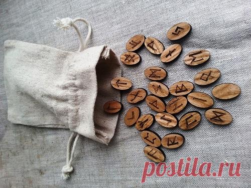 Гадание на рунах на ситуацию Гадание на рунах — древняя практика постижения мироздания. При помощи рунического гадания можно увидеть собственное прошлое и будущее, а также способы решения сложной проблемы.