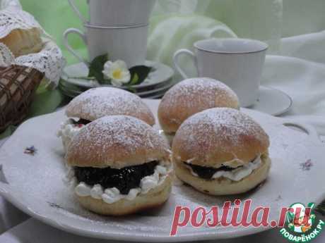 Булочки &quot;Чадли&quot;. Традиция английского послеобеденного чая cream tea, когда пьют чай с выпечкой, дополненной жирными сливками и джемом, чаще клубничным, берет свое начало с 17 века (Хотя, до сих пор об этом спорят). В каждом графстве есть свои предпочтения с чем пить чай. Кто-то пьет с широко известными и популярными сконами или маффинами, а в графстве Девон, в городе Чадли, традиционно пекут дрожжевые булочки, которые так и называют - булочки &quot;Чадли&quot;. Перед подачей их…