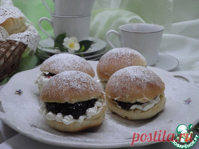 Булочки "Чадли". Традиция английского послеобеденного чая cream tea, когда пьют чай с выпечкой, дополненной жирными сливками и джемом, чаще клубничным, берет свое начало с 17 века (Хотя, до сих пор об этом спорят). В каждом графстве есть свои предпочтения с чем пить чай. Кто-то пьет с широко известными и популярными сконами или маффинами, а в графстве Девон, в городе Чадли, традиционно пекут дрожжевые булочки, которые так и называют - булочки "Чадли". Перед подачей их…