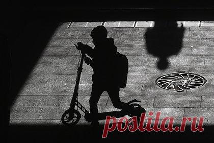 В Москве четвероклассник поджег 11-летнего мальчика из-за самоката. В Москве 11-летний школьник и его приятели попросили у четвероклассника самокат, чтобы прокатиться, а потом отказались его возвращать и начали издеваться над ребенком. В какой-то момент один из нападавших поджег зажигалкой лист бумаги и засунул его жертве за шиворот. Пострадавшего госпитализировали с ожогами.