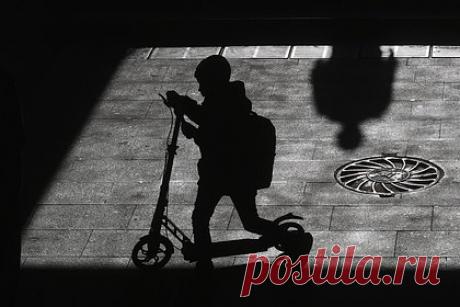 В Москве четвероклассник поджег 11-летнего мальчика из-за самоката. В Москве 11-летний школьник и его приятели попросили у четвероклассника самокат, чтобы прокатиться, а потом отказались его возвращать и начали издеваться над ребенком. В какой-то момент один из нападавших поджег зажигалкой лист бумаги и засунул его жертве за шиворот. Пострадавшего госпитализировали с ожогами.