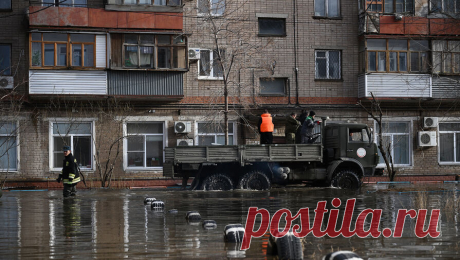 В четырех поселках Оренбурга отключат воду из-за наводнения. В Оренбурге из-за подтопления трансформаторной подстанции (ТП) не будет воды в четырех поселках. Об этом сообщили в &quot;Росводоканале Оренбурга&quot;, передает ТАСС. В связи с этим в 10:00 (8:00 мск) будет отключено насосное ...