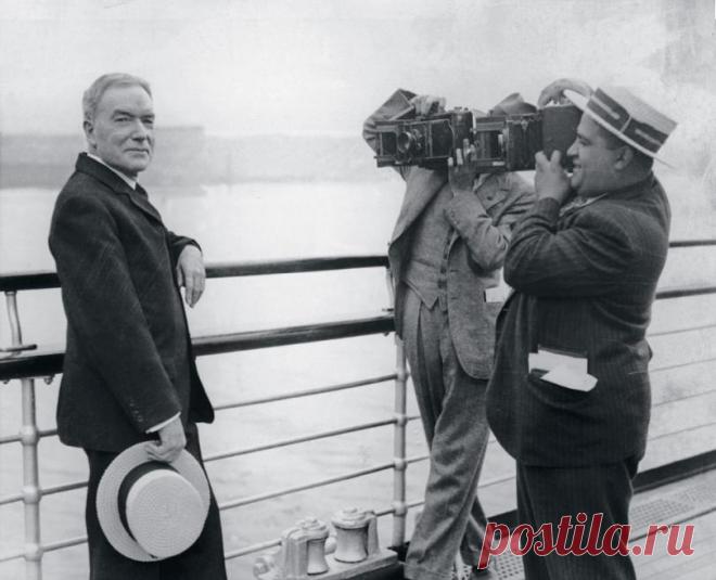 Самая ненавидимая семья Америки, или возрождение Рокфеллера | Чёрт побери Джон Дэвисон Рокфеллер — младший с фотографами и журналистами Легендарных миллиардеров однажды спасло открытие: мир принадлежит тому, кто умеет правильно подать себя. С тех пор в бизнесе утвердилось новое явление — PR, или связи с общественностью. 2 мая 1914 года пять человек с траурными повязками на рукавах четыре часа молча пикетировали особняк Рокфеллеров на 54-й стрит в Нью-Йорке. Пять дней спуст...