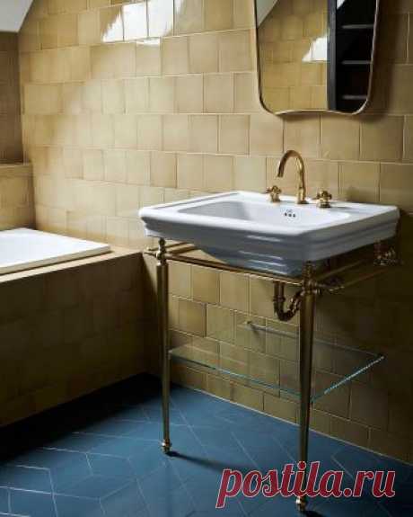 ⚪️ Wall: 15x15 Clay glazed with Sahara Sand Shiny Crystal from the Pop Solid Color Collection I⠀
Floor: Rombo Lavastones in 'Blue In Green' shiny glaze from the Pop Solid Color Collection | By @knothouse ⠀

#fileunderpop ⠀
#ditteisager ⠀
#blueingreen ⠀
#bathroom ⠀
#tiles ⠀