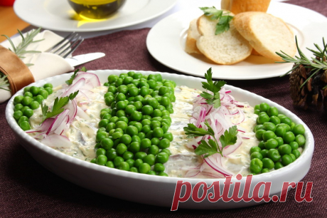 Салат с сельдью, зеленым горошком и фасолью.
Оригинальный праздничный салат с соленой сельдью, вареным картофелем, свежими зеленым горошком и стручковой фасолью.