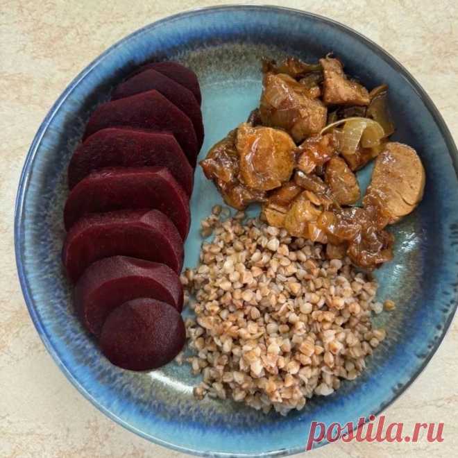 Гречка, свекла и гуляш, сытный обед