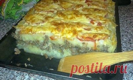 Картофельная запеканка с фаршем просто объеденье!
Ингредиенты:
-картофель 500-700 гр.
-мясной фарш 500-700 гр.
-две средних луковицы
-100 гр. твёрдого сыра или сметаны
-50 г. сливочного масла
-помидоры
-соль, растительное масло для жарки.
Приготовление картофельной запеканки с фаршем:
Отварить картошку и растолочь с добавлением сливочного масла. Картошку солить в процессе варки. Мелко нарезать лук, добавить в мясной фарш. Обжарить фарш с луком на сковороде, немного посолить. Помидоры нарезать кр