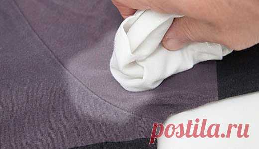 Как вывести пятна от дезодоранта без ущерба для одежды 
Дезодорант при всей своей великой важности и незаменимости, злейший враг одежды. Вещества, входящие в состав практически любого дезодоранта, здорово портят ткань. Причем эти пятна бывает крайне сложно вывести, обычные порошки их не берут. Но народная лаборатория богата рецептами, не обошли предприимчивые хозяйки и проблему пятен от дезодорантов. 
Кислота для темных и цветных вещей 
Намочите уксусом требующие обработки...