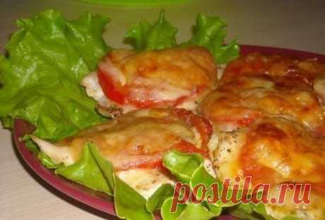 Куриное филе под сыром с помидорами / Вкусные привычки