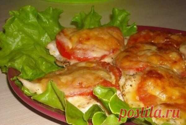 Куриное филе под сыром с помидорами / Вкусные привычки