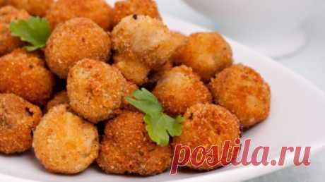 Шампиньоны в кляре - хрустящая и нежная закуска на стол Шампиньоны в кляре - это закуска, которая подойдет вегетарианцам и придется по вкусу гурманам. Сочные, горячие грибочки в хрустящем кляре произведут фурор.