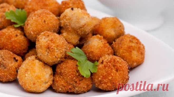 Шампиньоны в кляре - хрустящая и нежная закуска на стол Шампиньоны в кляре - это закуска, которая подойдет вегетарианцам и придется по вкусу гурманам. Сочные, горячие грибочки в хрустящем кляре произведут фурор.