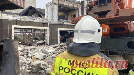 Под завалами обстрелянной ВСУ пекарни в ЛНР обнаружили еще 10 человек. В Лисичанске, где Вооруженные силы Украины (ВСУ) обстреляли пекарню, еще 10 жителей обнаружили под завалами. Об этом сообщило в своем Telegram-канале правительство ЛНР. &quot; спасатели обнаружили под завалами, предположительно, еще 10 ...