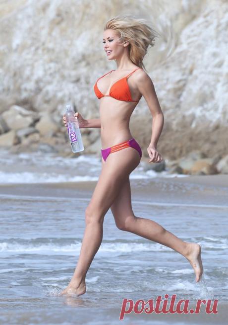 Кеннеди Саммерс (Kennedy Summers) в фотосессии для рекламы воды 138 Water