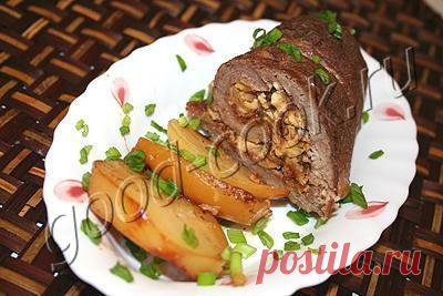 Рулет из говядины с яйцом и беконом.
