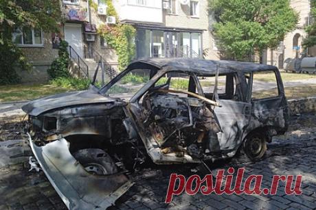 В Бердянске взрыв автомобиля коменданта города попал на видео. В оккупированном Бердянске взорвали автомобиль, который принадлежал коменданту города Артему Бардину. После взрыва началась перестрелка, в результате которой был ранен один человек. Артем Бардин находится в тяжелом состоянии, его госпитализировали.