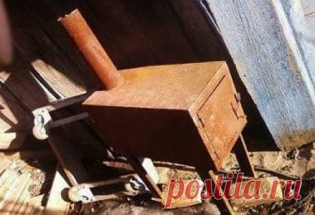 Буржуйка своими руками — в гараж, для дачи и других нужд 

Буржуйка – уникальное изобретение начала 20 века, появившееся как альтернатива пережитку мещанства камину. Она была востребована простым народом из-за простоты конструкции, быстрого изготовления, мобильности и возможности сжигания, как дров, так и угля. КПД такого приспособления был низким: «буржуйка» сжигала много топлива, отдавая взамен немного тепла. Основная энергия уходила в трубу той же печки-теплушки. Сегодн...