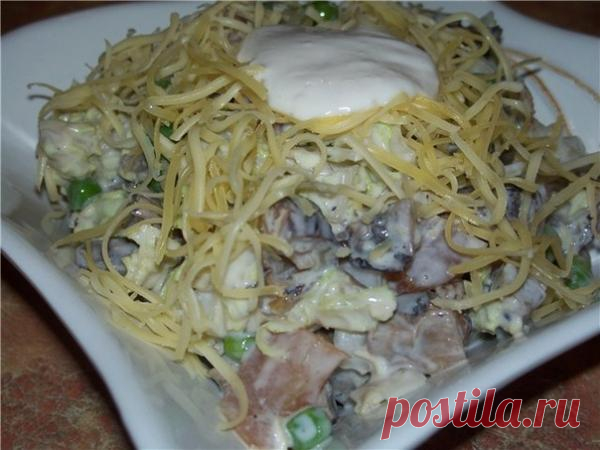 Оригинальный салат с печеными шампиньонами и куриной грудкой