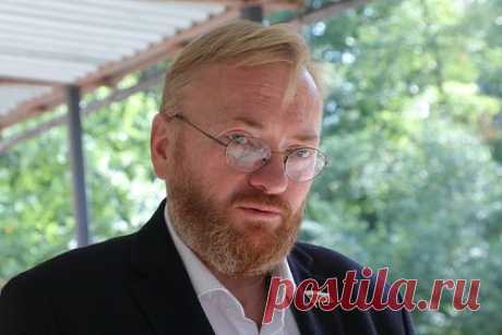 Милонов объяснил свои поездки с передовой в Госдуму. Отправившийся в зону проведения СВО на Украине зампредседателя комитета Госдумы по вопросам семьи, женщин и детей Виталий Милонов объяснил свои поездки с передовой в Москву и Петербург необходимостью выполнять обязанности. «Иначе мне будут ставить прогулы и лишать мандата», — сказал он.