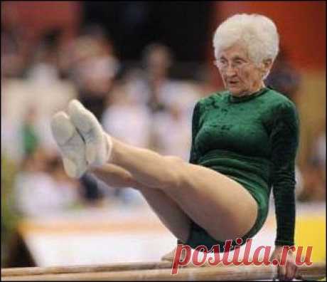 86-летняя гимнастка поразила публику кульбитами на брусьях | Я ЗДОРОВ!