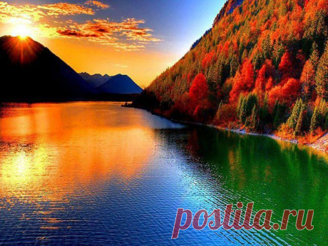 Есть в осени первоначальной
Короткая, но дивная пора —
Весь день стоит как бы хрустальный,
И лучезарны вечера...