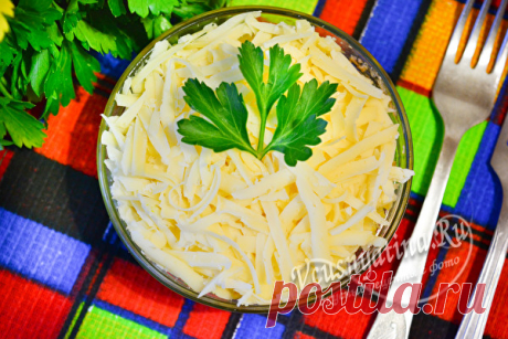 Салат из сайры консервированной с яйцом и картофелем Простой, но очень вкусный салат из консервированной сайры с яйцом и картофелем дополнит как ежедневное меню, так и праздничное. Все его сотавляющие простые и доступные, процесс приготовления также несложный, а в результате получается сытное и аппетитное блюдо.