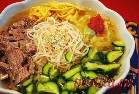 Кукси (холодный корейский суп)
Кто жил в Ташкенте, знает, что там есть большой район, где проживают корейцы. И в начале 90-х почти в каждом доме был маленький ресторанчик, где они готовили свою изумительную еду. Два — три раза в неделю, особенно летом, мы ездили поесть кукси. В каждом месте готовили по-своему. И мы выбрали один из  вариантов, который нам нравился больше всего. Теперь готовлю кукси дома и летом и зимой. Все в восторге!