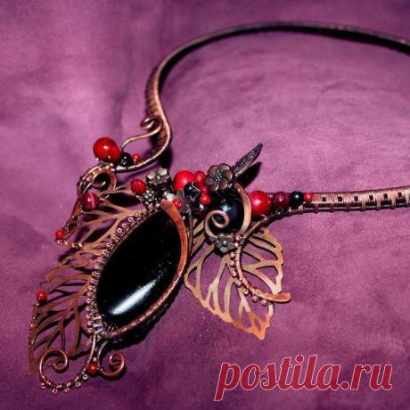Колье, сделано на заказ. Материалы: медь/патина, агат, кораллы, рубины, медная фурнитура.  @_Flamens_ #_Flamens_  #украшение #натуральныекамни #ручнаяработа #медь #агат #кораллы #рубин #алый #красный #колье #necklace #gift #wire #boho #bohochic #gemlove #naturetones #naturebeads #copper #ruby #coral #agate #red #black