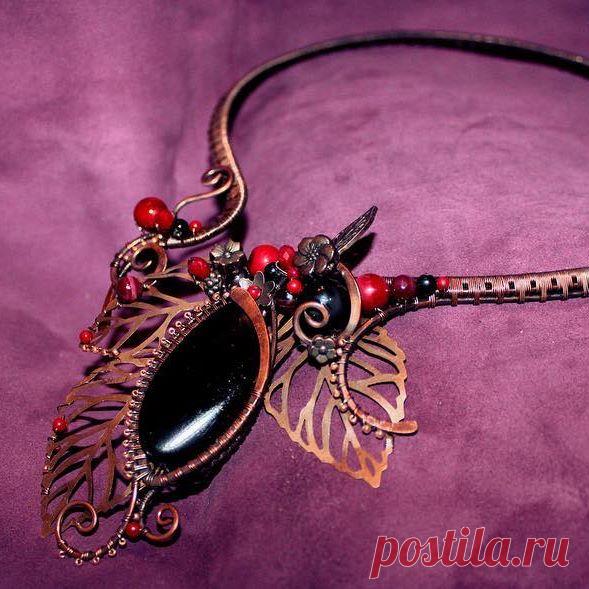 Колье, сделано на заказ. Материалы: медь/патина, агат, кораллы, рубины, медная фурнитура.  @_Flamens_ #_Flamens_  #украшение #натуральныекамни #ручнаяработа #медь #агат #кораллы #рубин #алый #красный #колье #necklace #gift #wire #boho #bohochic #gemlove #naturetones #naturebeads #copper #ruby #coral #agate #red #black
