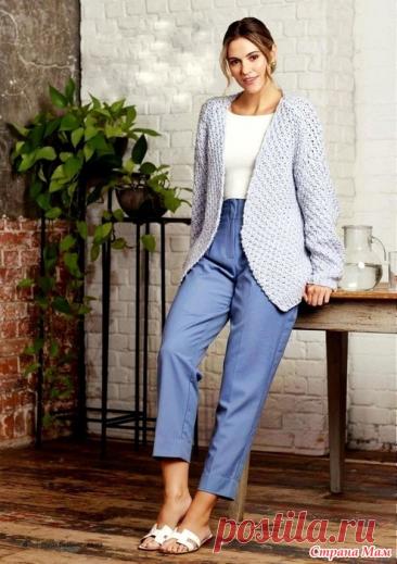Кардиган со структурным узором. Спицы. Европейские размеры: 38-42 (44-50). Российские размеры: 44-48 (50-56). Ширина изделия по обхвату груди: 118 (128) см. Длина изделия: 60 см. Длина рукава по внутреннему шву: 43 см.