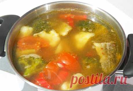Рыбный суп с брокколи и цветной капустой. 
Красочный рыбный суп из трески, брокколи, цветной капусты, сладкого перца, моркови, помидор с добавлением перца чили.