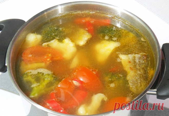 Рыбный суп с брокколи и цветной капустой. 
Красочный рыбный суп из трески, брокколи, цветной капусты, сладкого перца, моркови, помидор с добавлением перца чили.